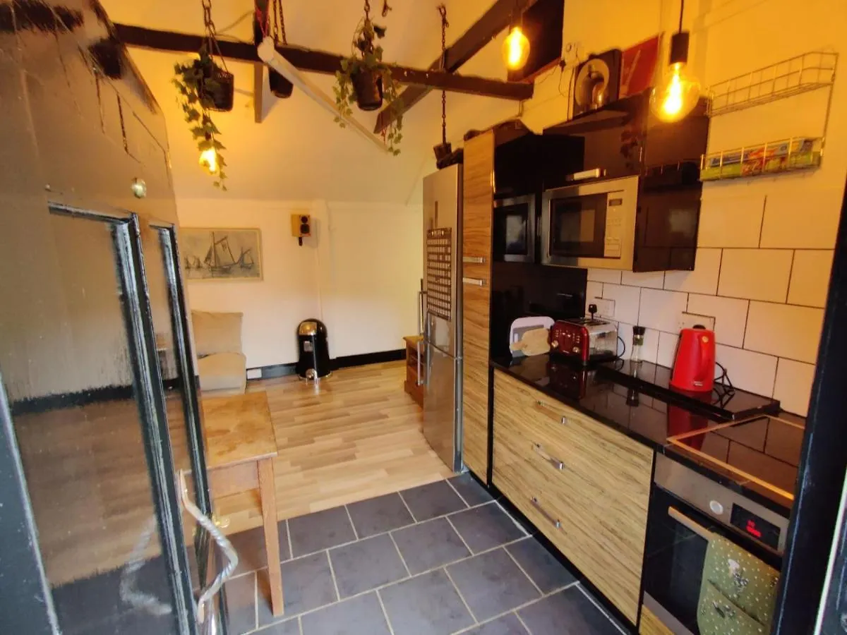 Unique Antique 2Br@Hackney Canal Apartment London