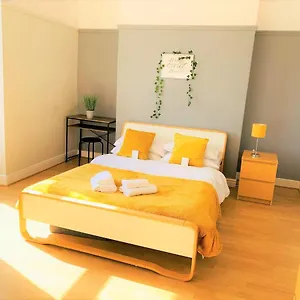 https://contractor-town-house-parking-5mins-from-marina.cardiffhotelswales.com